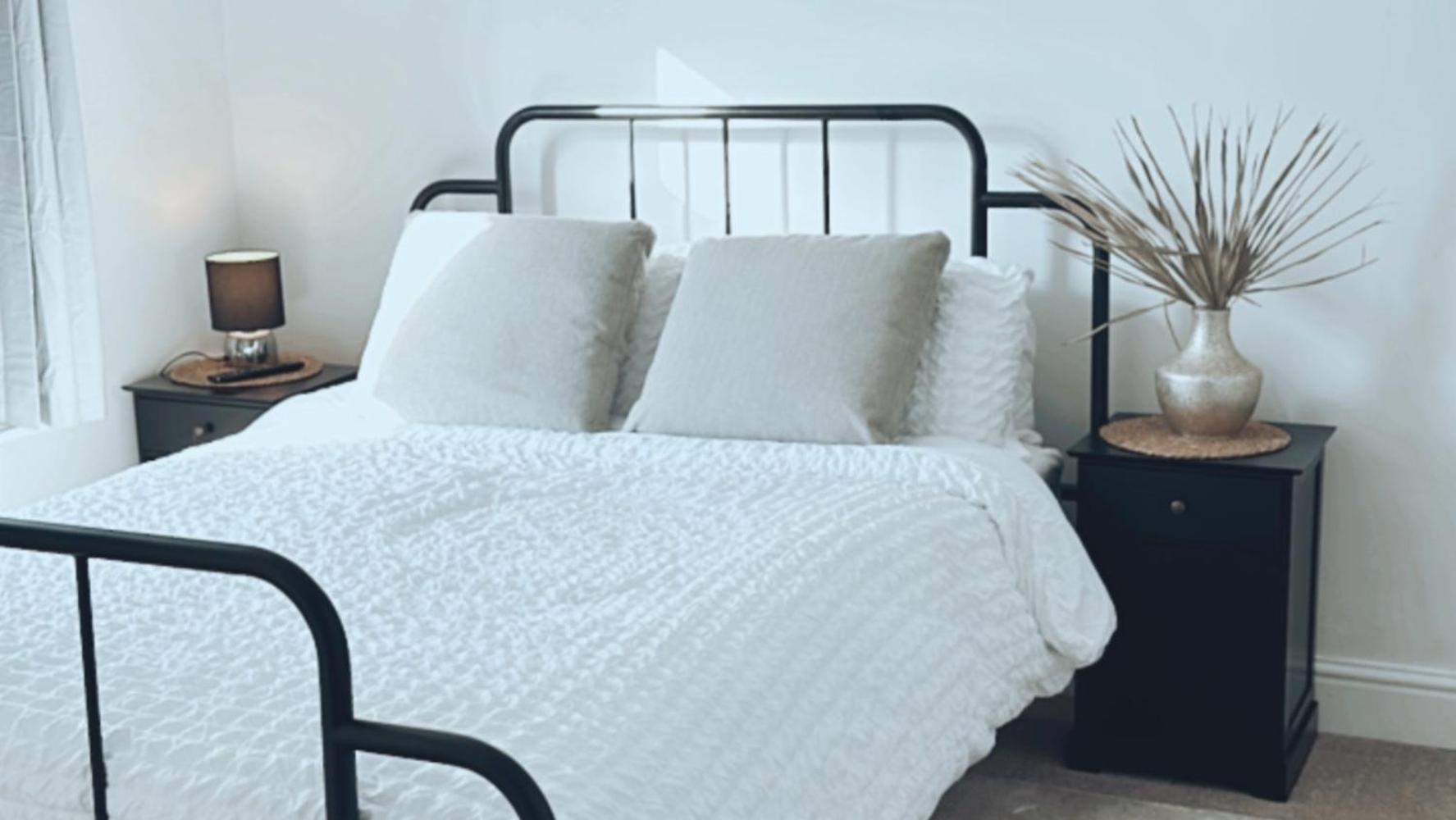 Southsea Homestays - Three Bedroom Home, Sleeps 8 - With Garden & Hot Tub Portsmouth Buitenkant foto
